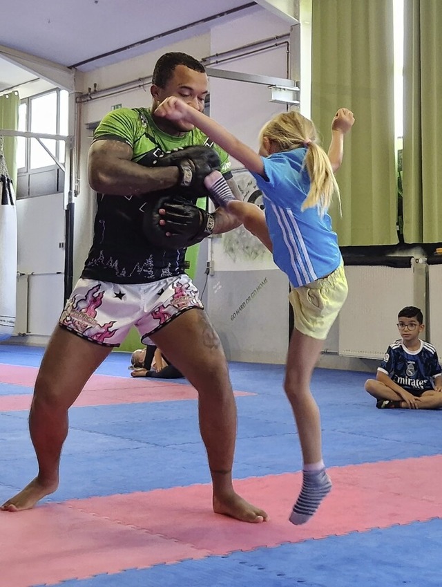 Trainer Marlon Trscher mit Pratzen an...Ferienprogramm mit einem Kind Kicken.   | Foto: Jessica Maier