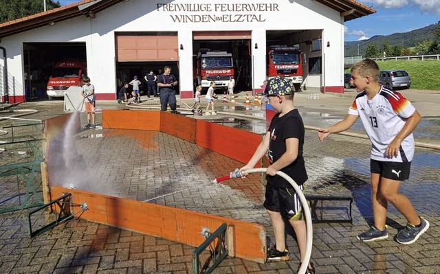 Betreut von Feuerwehrleuten machten si...e Kinder an ihre spannenden Aufgaben.   | Foto: Jessica Maier