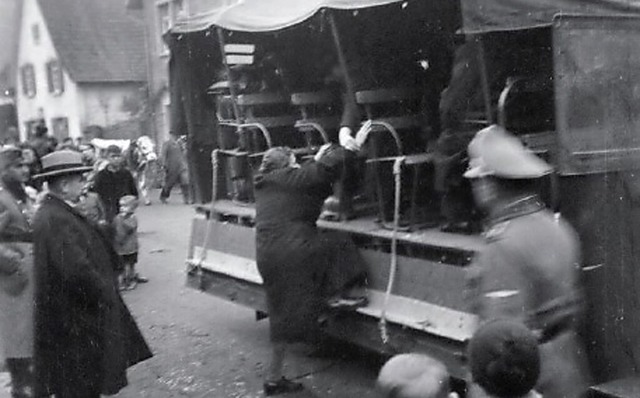 Dieses Foto zeigt, wie Fanny Valfer im...hwitz, wo sie  sofort ermordet werden.  | Foto: Frderverein Ehemalige Synagoge