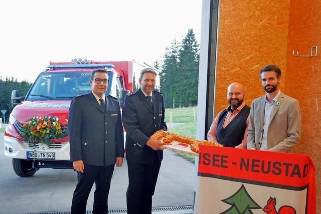 Schwrzenbacher Feuerwehr feiert Einweihung der neuen Rume und des neuen Fahrzeugs