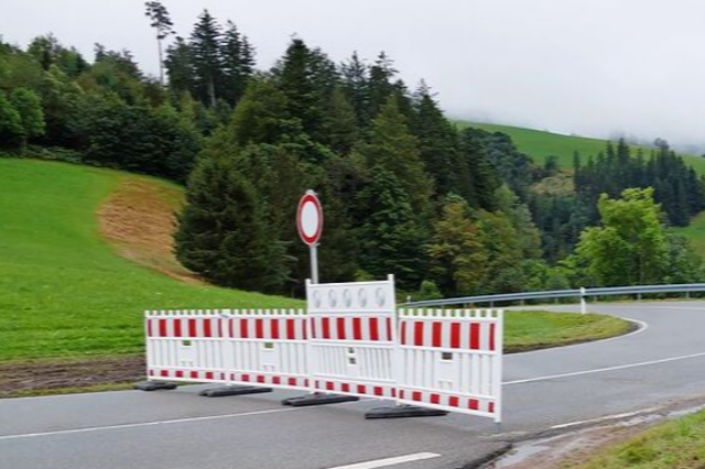 Umgekippter Mobilkran bei St. Mrgen ist geborgen - und der Fahrer auer Lebensgefahr