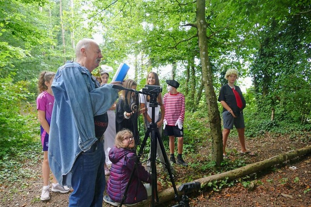 Tom Mller mit seinen Schauspielern in der Szenenarbeit  | Foto: Rosa Di Nardo