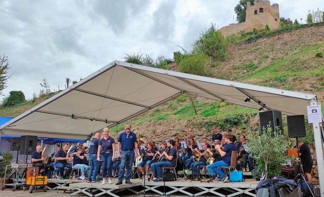 Prachtkulisse mit dem Bombacher Musikverein unterhalb der Burg Lichteneck  | Foto: Werner Schnabl