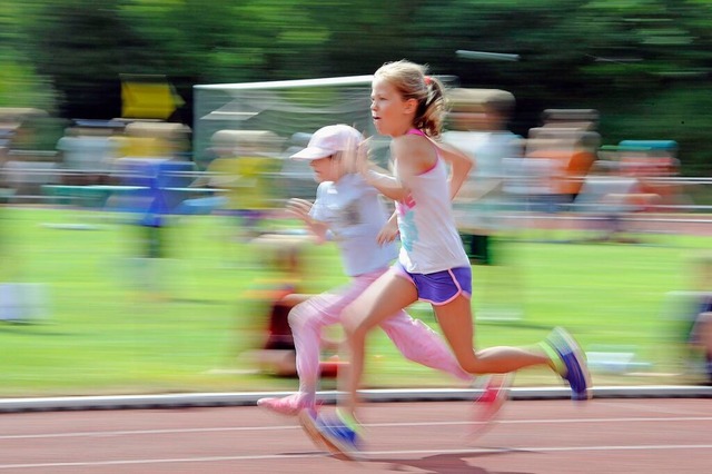 FSJer sind fr die Schulen und die Ver... eingesetzt, weil bungsleiter fehlen.  | Foto: imago stock&people