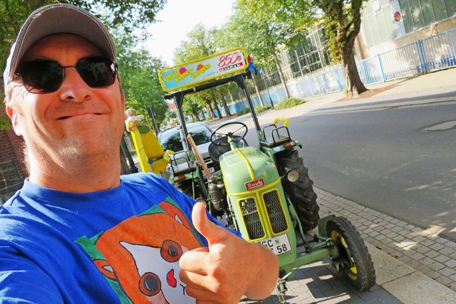 Udo Friedrich und sein Kinder-Express-Traktor  | Foto: Udo Friedrich