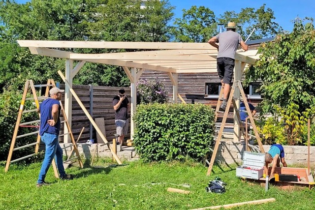 Ehrenamtliche des Interkulturellen Gar...rma Freischlad beim Aufbau der Pergola  | Foto: Stadt Lahr