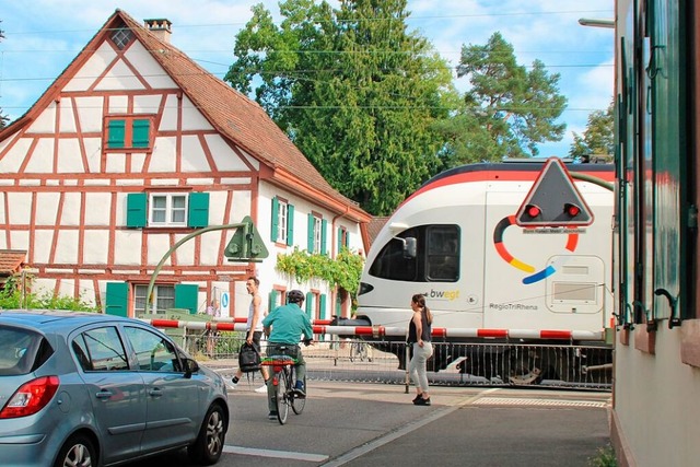 Diese Jahrhunderte alte Bauernhaus dir... fr den zweigleisigen Streckenausbau.  | Foto: Rolf Reimann