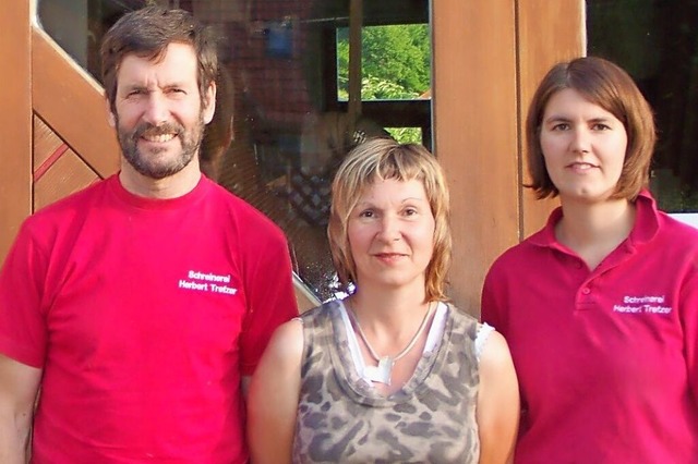 Herbert, Elke und Kerstin Trefzer steh...on der Schreinerei Trefzer in Marzell.  | Foto: Rolf-Dieter Kanmacher