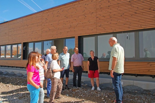 Markus Hiltensberger (rechts) zeigt da... interessante Gebude in Holzbauweise.  | Foto: Petra Wunderle