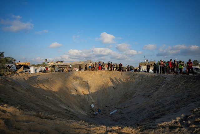 Krater am Ort des israelischen Luftangriffs  | Foto: Abdel Kareem Hana/AP/dpa