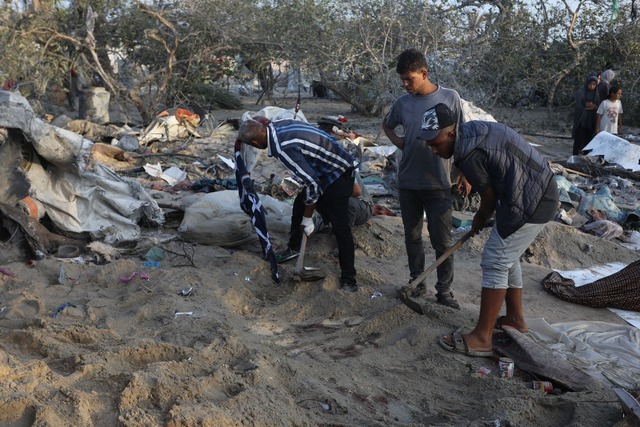 Pal&auml;stinenser suchen nach dem Luftangriff nach Opfern.  | Foto: Abed Rahim Khatib/dpa