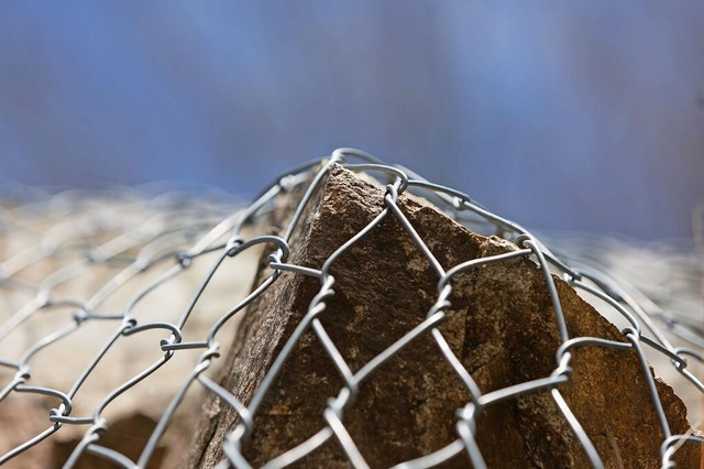 An der brckelnden Felswand soll ein S...gsnetz angebracht werden (Symbolbild).  | Foto: Patrik Mller