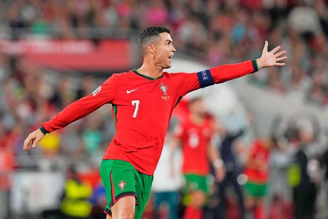 Cristiano Ronaldo im Spiel gegen Schot...n. Doch er wurde von Ordnern gestoppt.  | Foto: Armando Franca (dpa)