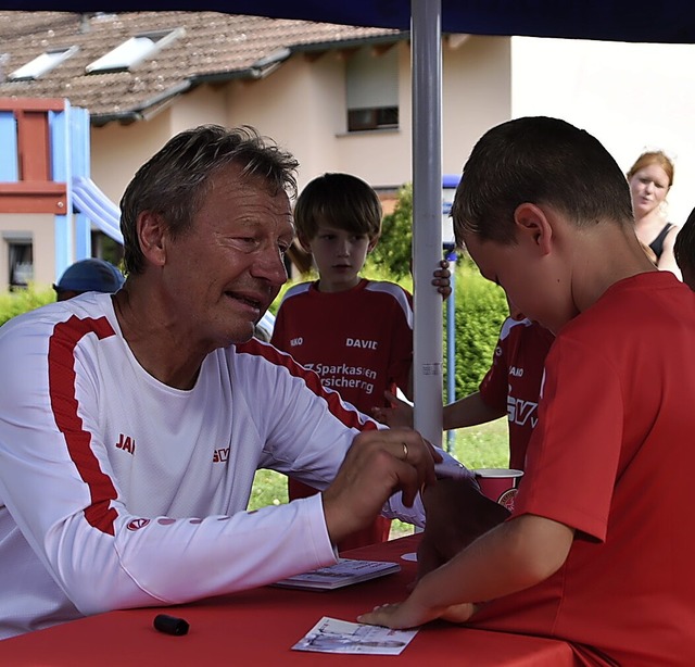 Die Autogramme von Guido Buchwald waren begehrt.  | Foto: Chris Oeschger