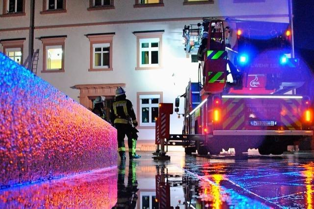 Was tun, wenn die Talschule brennt - die Wehrer Feuerwehr probte den Ernstfall