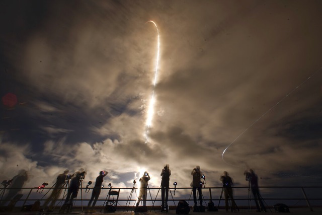 Eine Langzeitbelichtung zeigt Fotograf...otografieren.<Bildquelle></Bildquelle>  | Foto: John Raoux (dpa)