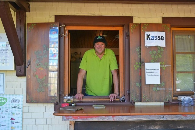 Wer an das geffnete Fenster an der Au...reichen sowie kassieren ist Chefsache.  | Foto: Janna Kies