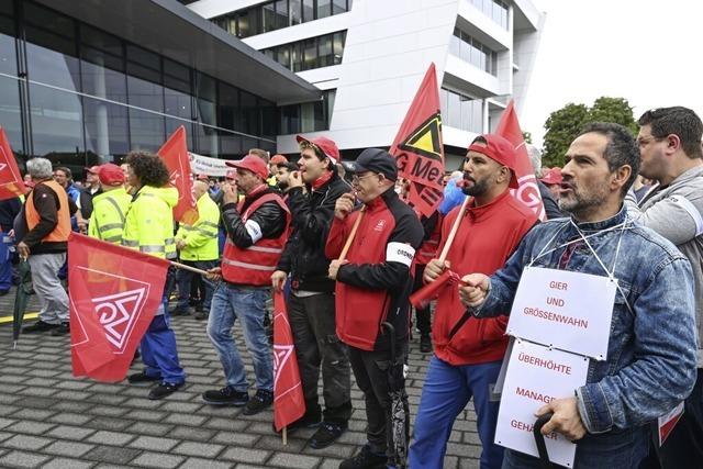 Mit Trillerpfeifen gegen geplanten Stellenabbau