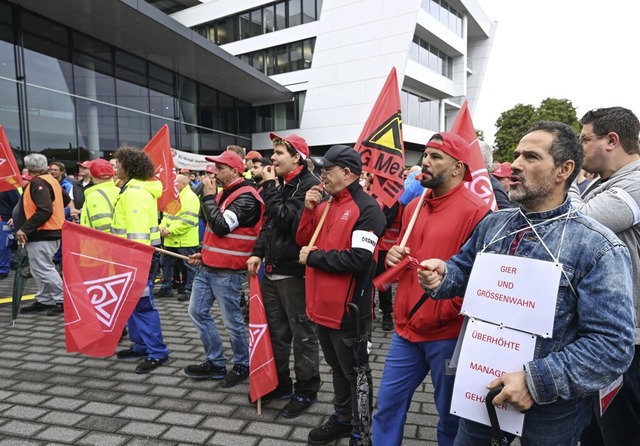 Mitarbeiter des Automobilzulieferers ZF bei der Demonstration in Friedrichshafen  | Foto: Felix Kstle (dpa)