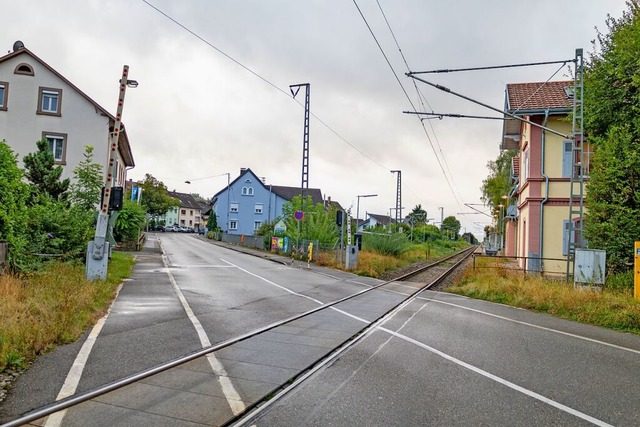 Direkt hinter den Bahngleisen soll ein...Gemeinderat vertagte die Entscheidung.  | Foto: Alexandra Gnzschel