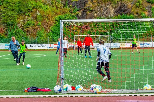 Noch wird im Jogi-Lw-Stadion fleiig ...en hier die ersten Sanierungsarbeiten.  | Foto: Paul Eischet