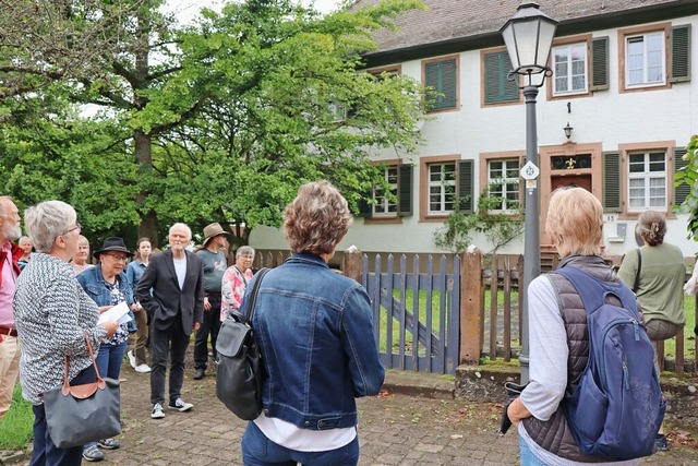 Die ehemalige Ortsvorsteherin Rita Ohn...e die Besucher durch Ettenheimmnster.  | Foto: Juliana Eiland-Jung