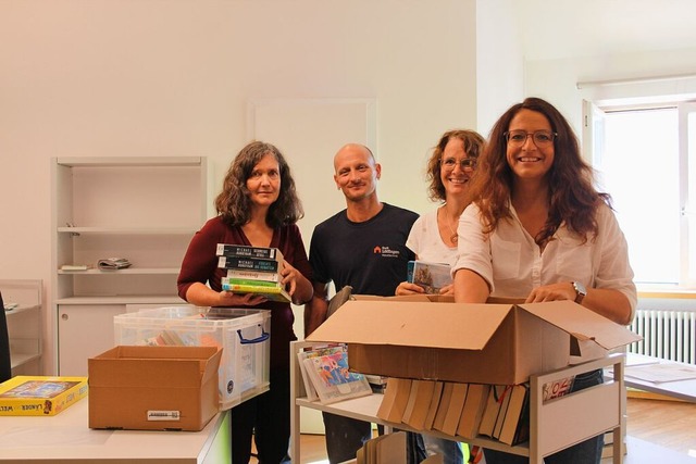 Alle Hnde voll zu tun hat das Team de... (von links) durch die Bodensanierung.  | Foto: Christa Maier