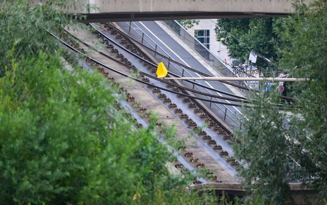 Betroffen vom Einsturz sind die Strae...- und Fuweg.<Bildquelle></Bildquelle>  | Foto: Robert Michael (dpa)