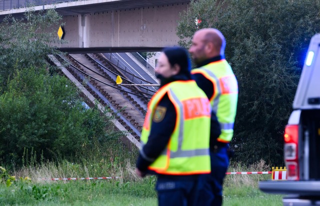 Die Polizei sichert die Unfallstelle.<Bildquelle></Bildquelle>  | Foto: Robert Michael (dpa)