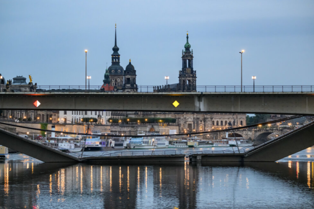 Teile einer Brcke in Dresden strzen nachts ein - nchstes Jahr wre sie saniert worden