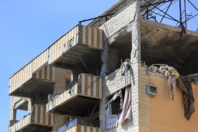 Blick auf Schden an einem durch israe...ffe zerstrten Wohnhaus im Sdlibanon.  | Foto: Mohammad Zaatari (dpa)