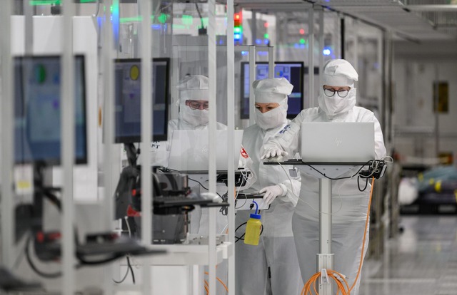 Infineon Mitarbeiter in eine Reinraum....Durchbruch bei Galliumnitrid gelungen.  | Foto: Robert Michael/dpa