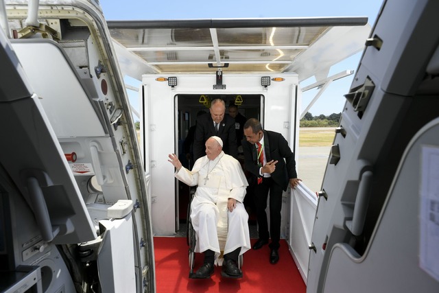 Papst Franziskus beim Einstiegen ins e...uml;&szlig;ere Flugzeug von Aero Dili.  | Foto: ---/Vatican Media/IPA/ZUMA Press/dpa