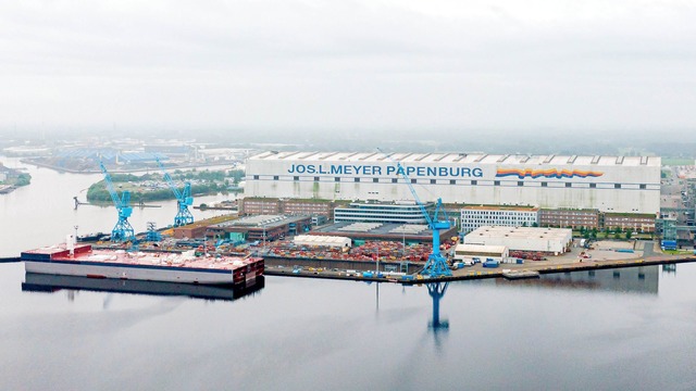 Die Meyer Werft in Papenburg steckt in...j&auml;hrigen Geschichte. (Archivbild)  | Foto: Sina Schuldt/dpa