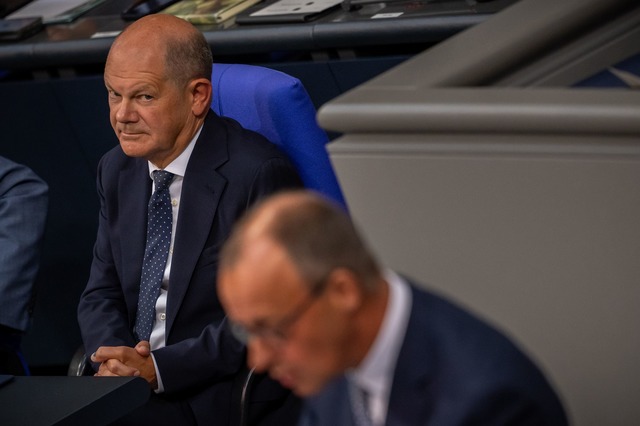 Scholz bietet Merz im Bundestag die Fo...espr&auml;che an, der will aber nicht.  | Foto: Michael Kappeler/dpa