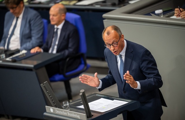 CDU-Chef Friedrich Merz will die Ausei... Migration in den Bundestag verlagern.  | Foto: Michael Kappeler/dpa