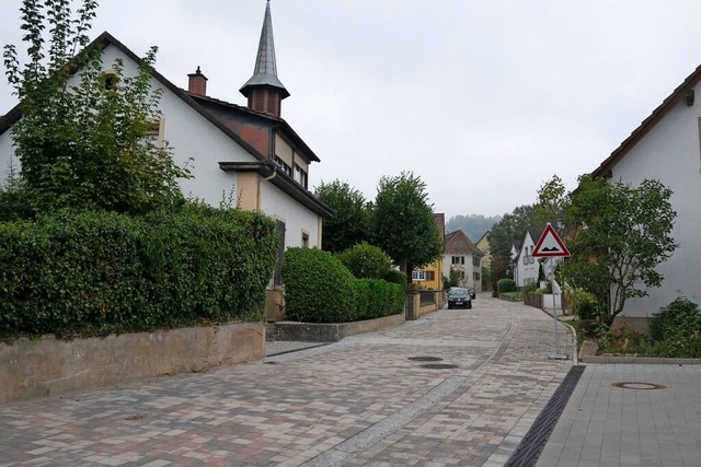 Der Straenraum im zentralen Bereich d...ae in Niederweiler ist neu gestaltet.  | Foto: Volker Mnch