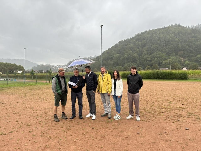 Baustelleneinweisung bei Regen. Von li...ther, Lena Gerber  und Kilian Wermuth.  | Foto: Stadtverwaltung Waldkirch