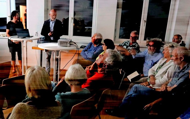 berrascht vom groen Interesse waren ...lthof und Jrgen Fremd (am Stehtisch).  | Foto: Thomas Winckelmann