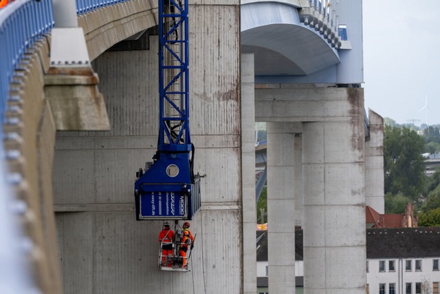 Von einer Hebebhne aus berprfen Ing... Stralsrund. <Bildquelle></Bildquelle>  | Foto: Stefan Sauer (dpa)