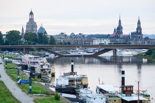 Teile der Carolabrcke ber der Elbe sind eingestrzt.<Bildquelle></Bildquelle>  | Foto: Robert Michael (dpa)