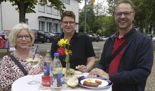 Rosi Drflinger, Ulrike und Martin Jen... Kirchplatzfest kulinarisch verwhnen.  | Foto:  