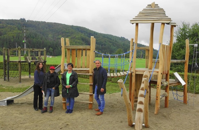 Chiara Wagner, Amalia Beseda, Eva Brut...en neuen Spielplatz in Enkenstein ein.  | Foto: Gudrun Gehr