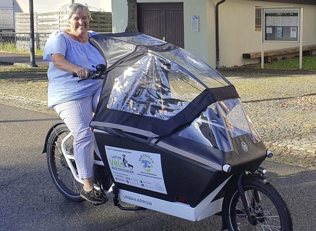 Hausens Ortsvorsteherin Petra Elbers testet das neue Lastenrad.  | Foto: Jgen Wieland/Verein Mobi-Geist