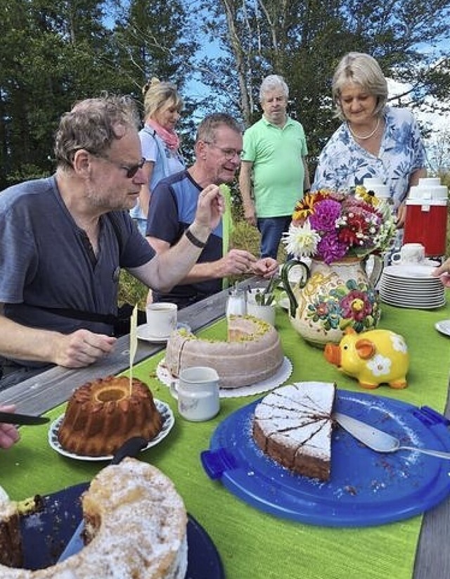 Am Hochkopf hielten Mitglieder des Sch...ee und Kuchen fr die Wanderer bereit.  | Foto: Karl-Heinz Steidle