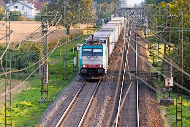 Ein Gterzug fhrt nahe Lahr ber die Rheintalstrecke.  | Foto: Philipp von Ditfurth (dpa)