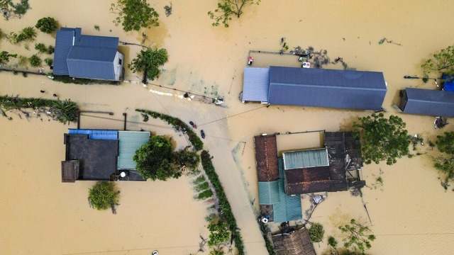 Ein Blick auf von den Fluten berschwe...k Chuong My. <Bildquelle></Bildquelle>  | Foto: VNA (dpa)