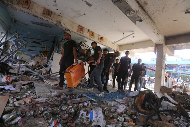 Palstinenser stehen in einer ehemalig... zentralen Gazastreifen getroffen hat.  | Foto: Omar Ashtawy (dpa)