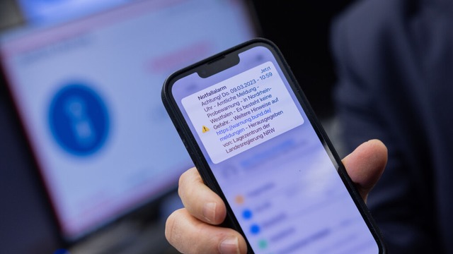 Mit Cell Broadcast wird keine eigene A...ndy bentigt.<Bildquelle></Bildquelle>  | Foto: Rolf Vennenbernd (dpa)