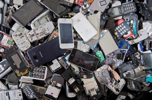 Handy gehren in den Elektroschrott.<Bildquelle></Bildquelle>  | Foto: Julian Stratenschulte (dpa)